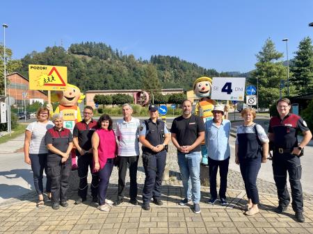 Anja in Marko pred začetkom novega šolskega leta opozarjata na previdnost na cesti